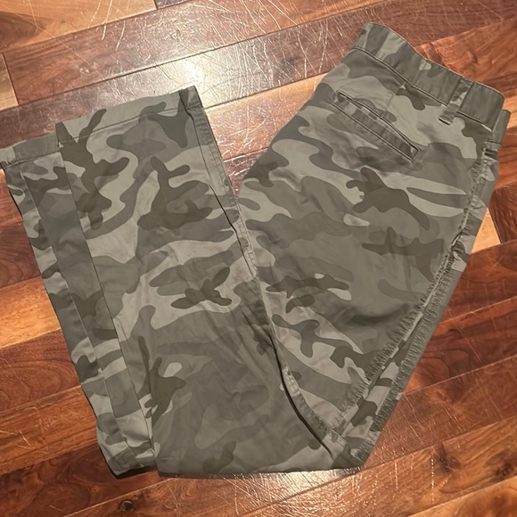 Size 8 Gap Girlfriend Camo Pants! - Picture 2 of 4